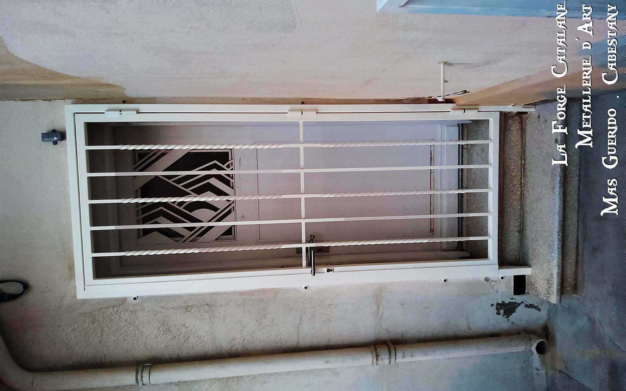 grille de protection articulee barreaudages droits et torsades forge catalane.jpg